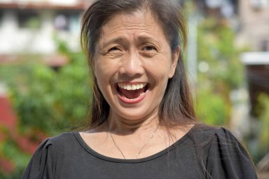 Mutlu Kıdemli Azınlık Kadını