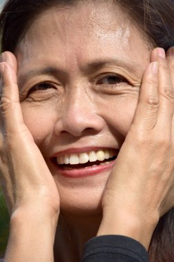 Yaşlı Çeşitli Kadın Yaşlılar ve Mutluluk