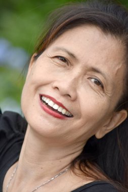 Emekli Azınlık Kıdemli Kadın Gülümsüyor