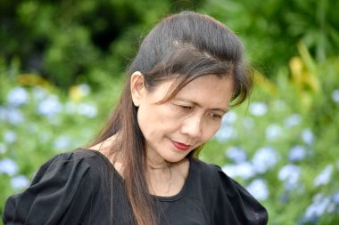 Üzgün bir Asyalı Yaşlı kadın büyükanne.