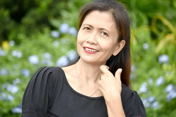 Una mujer asiática y felicidad — Foto de Stock
