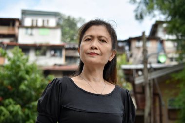 Ciddi bir Asya kişi