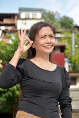 Yaşlı Filipinli Büyükanne Ve Tamam İşareti