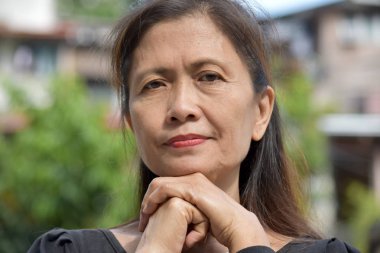 Ciddi bir Filipinli Üst Düzey Kadın