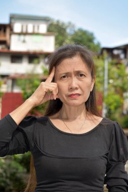 Kıdemli Asyalı büyükanne bir karar veriyor.