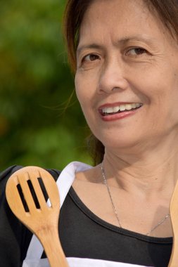 Gülümseyen Asyalı Kadın Aşçı Önlük ve Utensilli