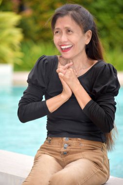 Minnettar bir kıdemli azınlık büyükannesi.