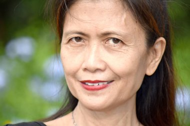 Azınlık Kadın Kıdemli Gülümsüyor