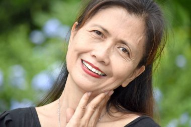 Gülümseyen, emekli, yaşlı bir bayan.