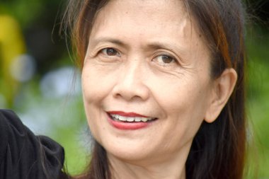 Azınlık Kadın Kıdemli Gülümsüyor