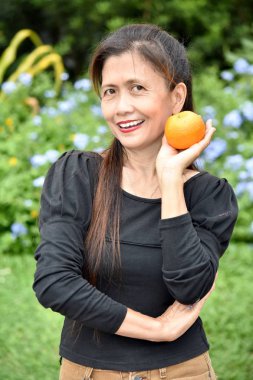 Portakallı mutlu yaşlı kadın büyükanne.