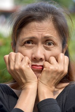 Kıdemli Muhtelif bir büyükanne Korkuyor