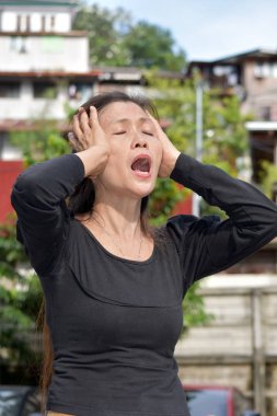 Alzheimer hastası Asyalı bir büyükanne.