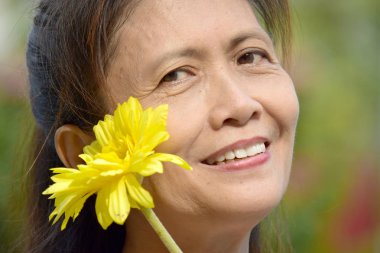 Çeşitli Kadın Sunbae Bir Daisy ile Gülümsüyor