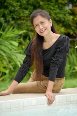 Yaşlı Bir Yaşlı Kadın Oturuyor