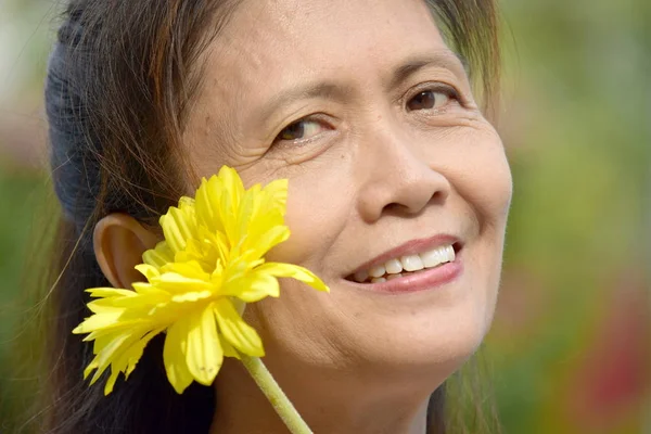 Çeşitli Kadın Sunbae Bir Daisy ile Gülümsüyor