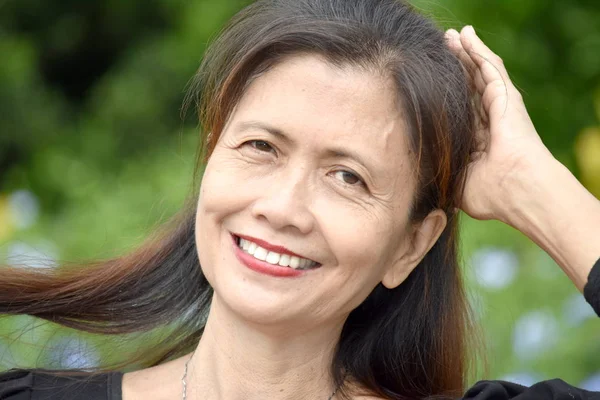 Una filipina jubilada mayor sonriente — Foto de Stock
