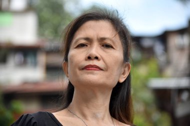 Ciddi bir üst düzey Filipinli.