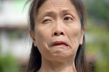 Azınlık Kadın Kıdemli Göz Kırpma