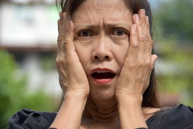 Şok Olmuş Yaşlı Azınlık Üst Düzey Kadın