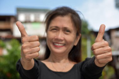 Gururlu, emekli, son sınıf öğrencisi bir bayan.