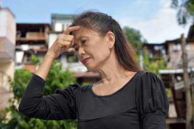 Düşünceli bir Asyalı Son Sınıf Kadın