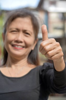 Başparmakları havada bir büyükanne.