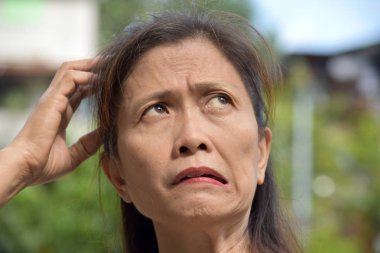 Bunama ve Yaşlı Asyalı Kadın