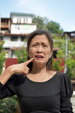 Diş ağrısı olan bir büyükanne.