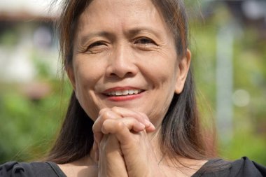 Bir Kadın Kıdemli Dua