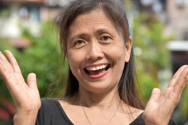 Şaşırmış bir Asyalı kadın kıdemli büyükanne.