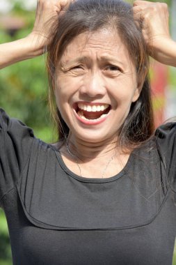 Yaşlı Asyalı Alzheimer Senatörü