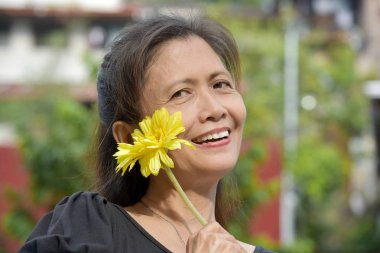 Yaşlı Kadın ve Daisy ile Mutluluk