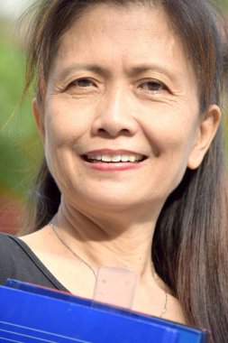 Eğitimli Bayan Öğretmen Not Defterleriyle Gülümsüyor