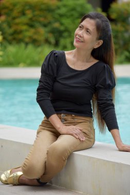 Bir Filipinli Yaşlı Kadın Oturuyor