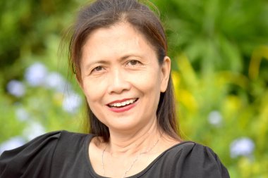 Farklı Bir Kadın Kıdemli Gülümsüyor