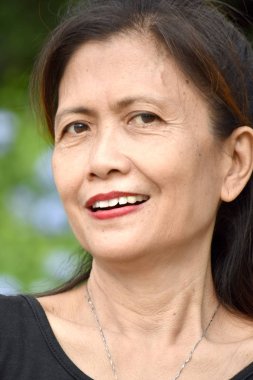 Farklı Bir Kadın Kıdemli Gülümsüyor