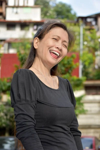 Mutlu bir kadın kıdemli kadın.