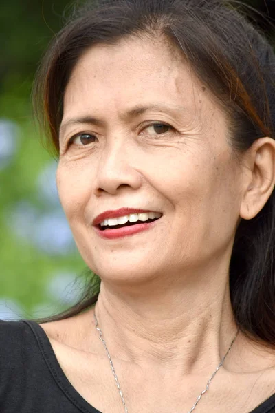 Farklı Bir Kadın Kıdemli Gülümsüyor