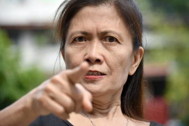 Emekli Asyalı Yaşlı Kadın ve Öfke