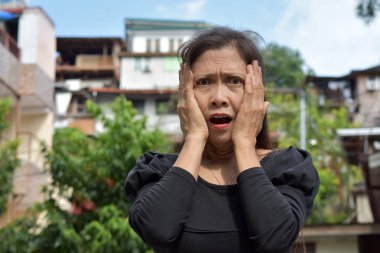 Bir Ürkmüş Asyalı Yaşlı Kadın