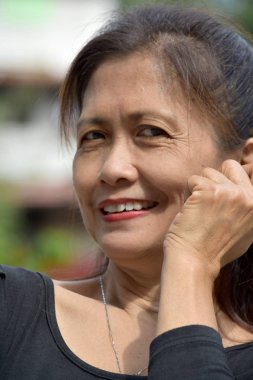 Bir Asyalı Yaşlı Kadın Ve Mutluluk