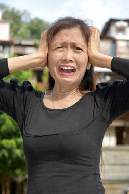 Sessiz, Çeşit Bir Büyükanne