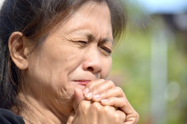 Ağlayan Asyalı Kadın Yaşlı Büyükanne