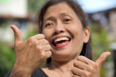 Mutlu, yaşlı, değişik bir büyükanne.