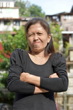 İnatçı, yaşlı, yaşlı, yaşlı yaşlı bir nine.