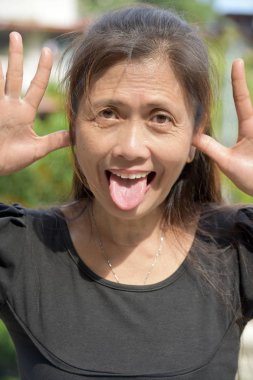 Bir büyükanne Komik Yüzler Yapıyor