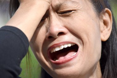 Stresli bir Asyalı Son Sınıf Kadın