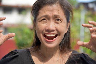 Emekli Farklı Kadın Yaşlılar ve Mutluluklar