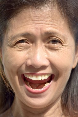 Mutlu Kıdemli Azınlık Büyükannesi